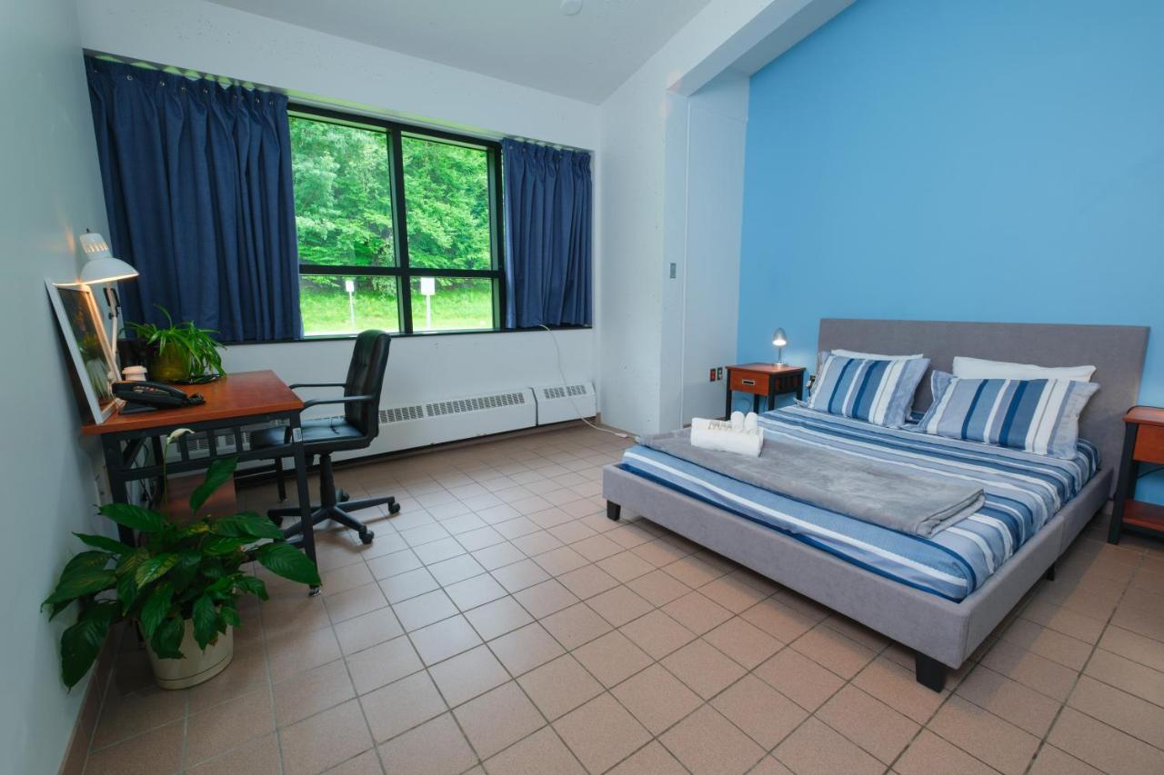Au Campus Hotel Sherbrooke Exterior photo